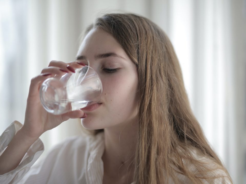 Consumir agua es el primer paso hacia un estilo de vida saludable