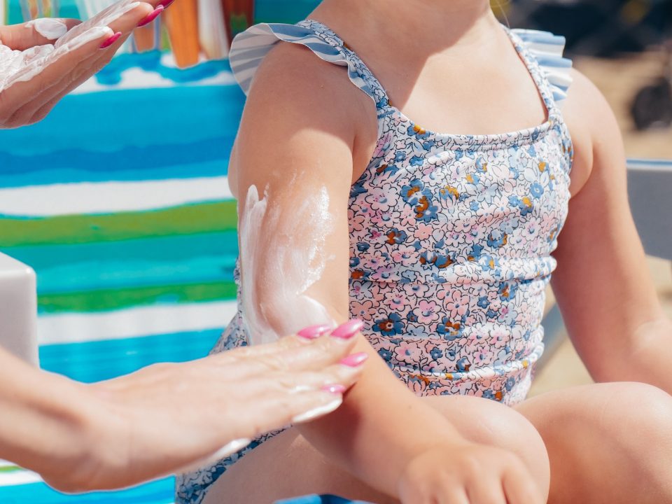 La protección solar es fundamental para disfrutar el verano.