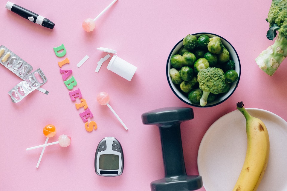 El tratamiento de la diabetes requiere que la persona realice el auto monitoreo de la glucemia.