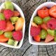 Incluir porciones de frutas durante el día resulta un gran hábito hacia una alimentación saludable.