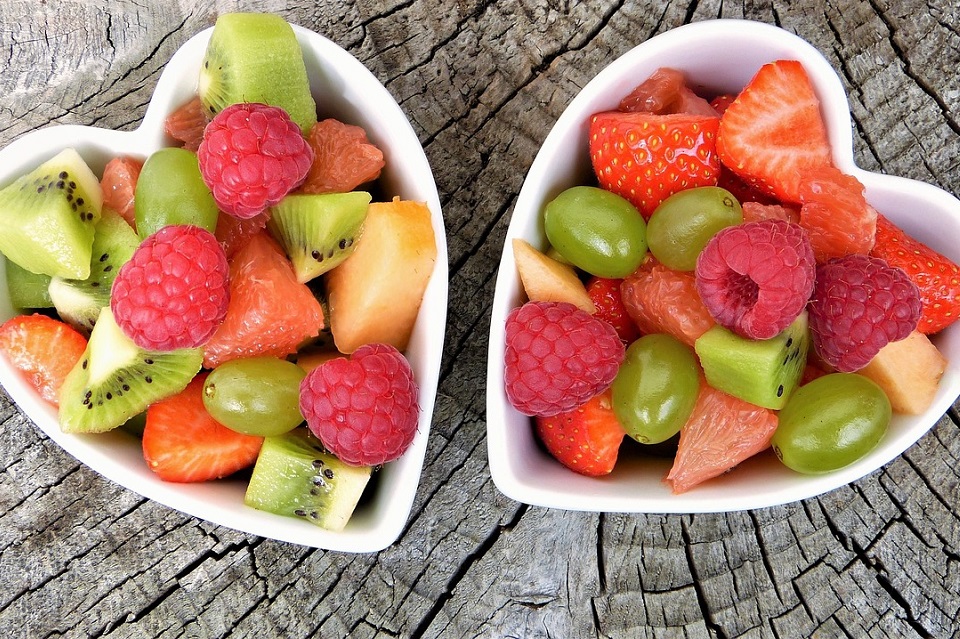 Incluir porciones de frutas durante el día resulta un gran hábito hacia una alimentación saludable.