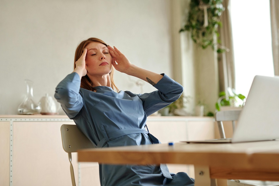 La migraña se caracteriza por un malestar pulsátil con importante intensidad.