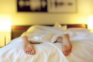 Un buen dormir puede estar condicionado por dificultades al momento de conciliar el sueño, un descanso poco profundo, liviano y de escasa calidad.