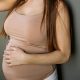 El embarazo y la lactancia producen cambios hormonales que afectan la velocidad en que se produce el metabolismo.