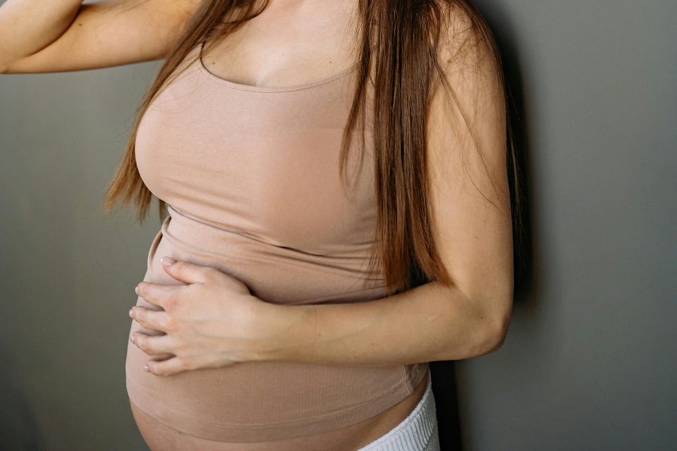 El embarazo y la lactancia producen cambios hormonales que afectan la velocidad en que se produce el metabolismo.