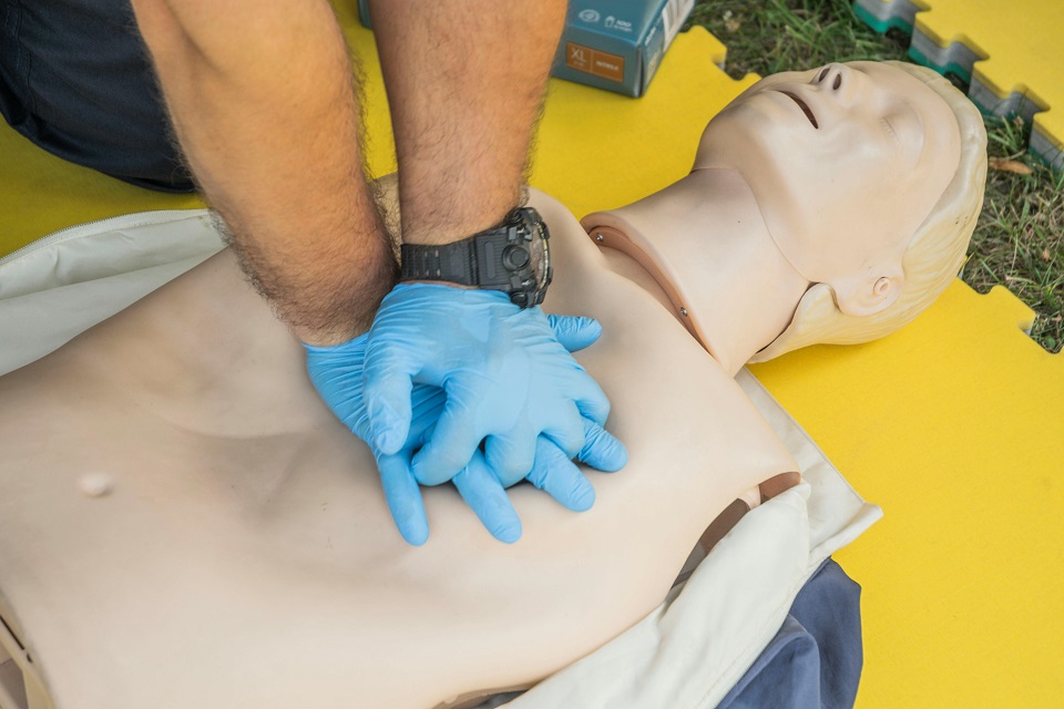 La práctica de primeros auxilios requiere de una sencilla preparación y conocimientos básicos de atención al herido.