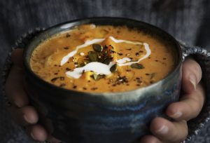 Consumir alimentos calóricos es fundamental para mantener el balance térmico del cuerpo durante los días más fríos del año. (Pexels)
