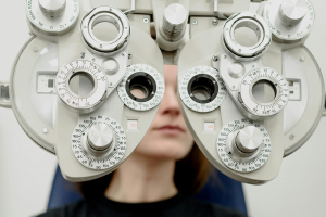 Más allá de lo estético, los anteojos cumplen un rol fundamental en el cuidado de la salud ocular. (Pexels)