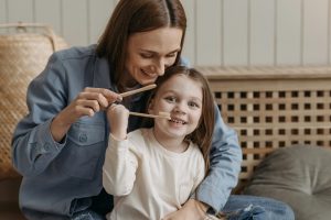 La adquisición temprana de buenos hábitos en higiene y cuidado de los dientes es fundamental para la salud bucal de niñas y niños.